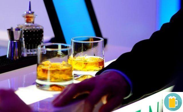 8 cosas que los bebedores de whisky piensan cuando miran la lista de whisky de un local
