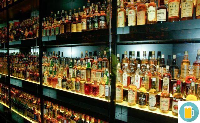 8 choses que les buveurs de whisky pensent lorsqu'ils regardent la liste de whisky d'un local