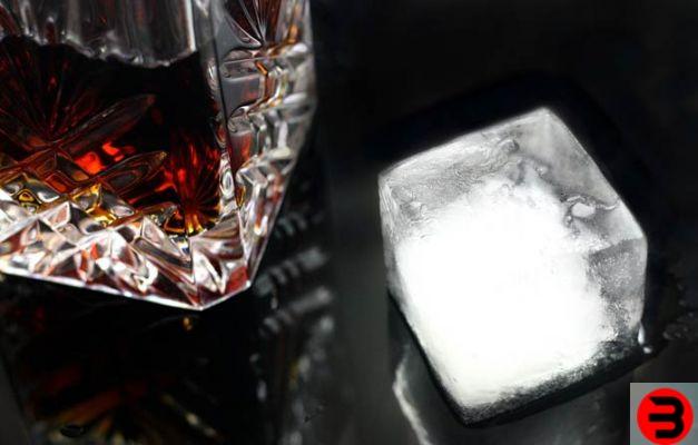 ¿Qué es un whisky con hielo?